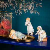Miniatur Hentschelkind mit Hund liegend
